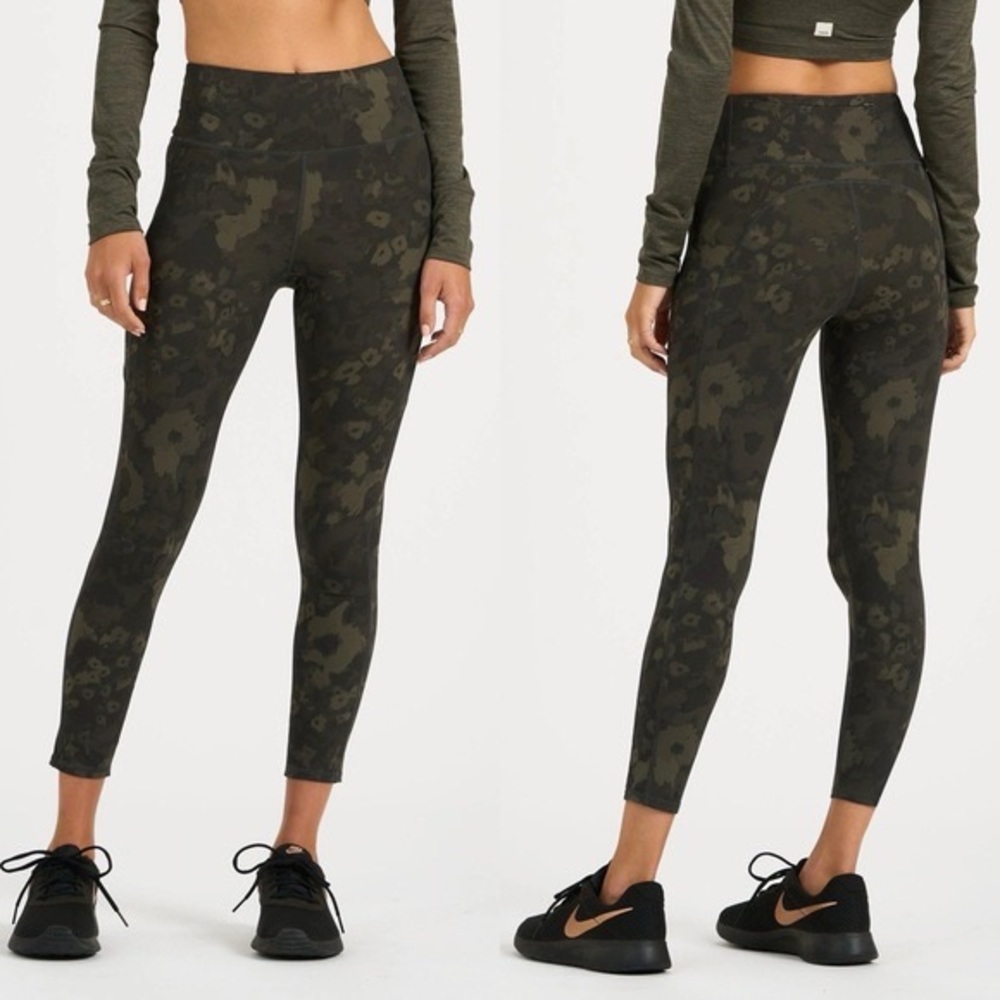 Vuori Stride Leggings in Oregano Camo Green Flower